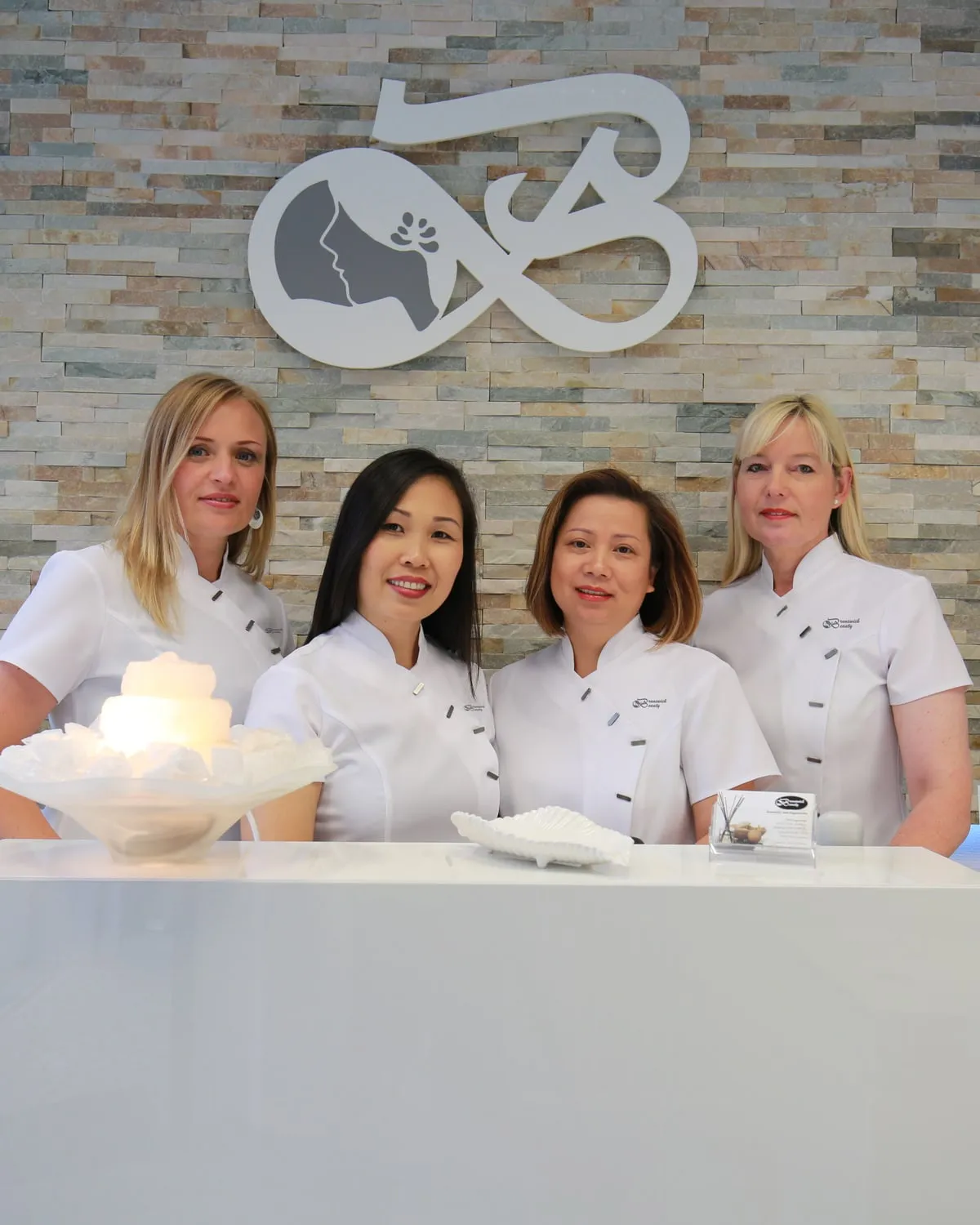 Das Team von Brunswick Beauty im Empfangsbereich des Studios